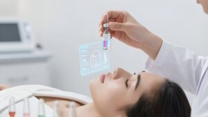 Косметолог подбирает сыворотку для процедуры мезотерапии лица по гайду по выбору коктейлей